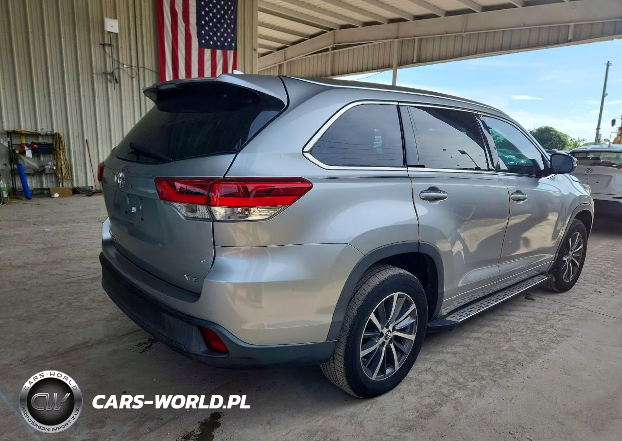 2017 Toyota Highlander Xle VIN:5TDKZRFH8HS516910 - 3