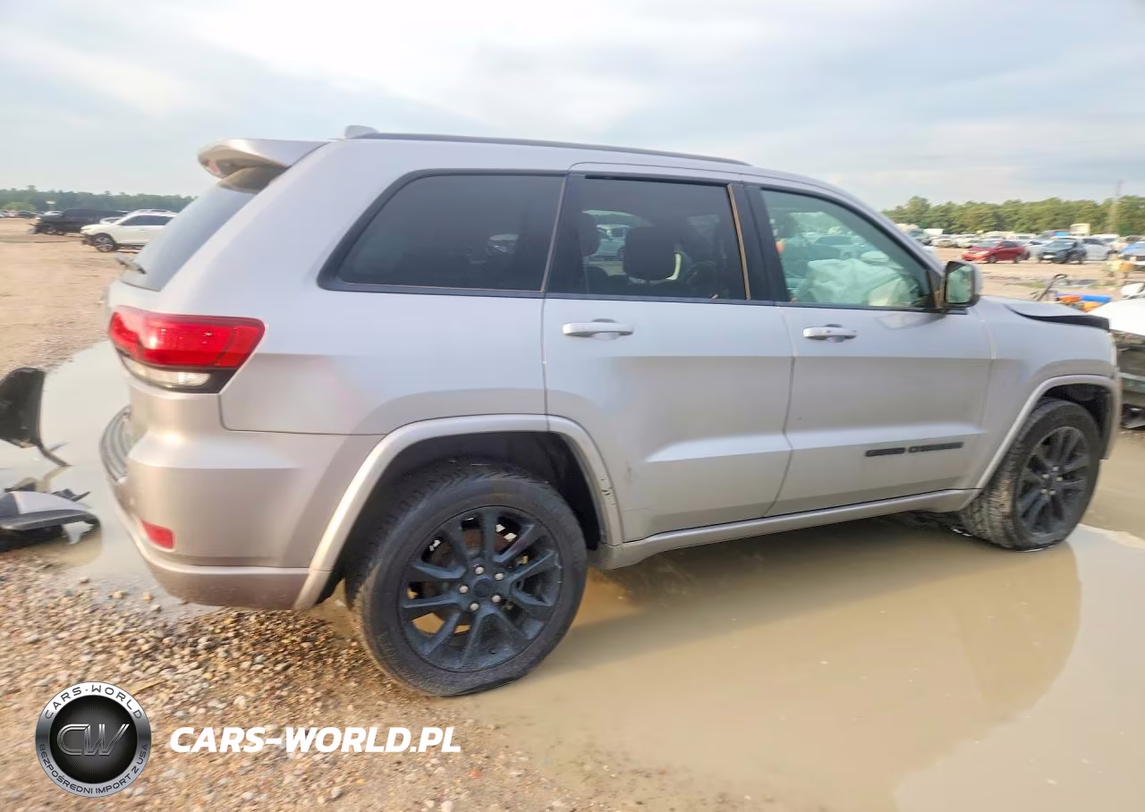 2018 Jeep Grand Cherokee Laredo VIN:1C4RJEAGXJC241884 - 3