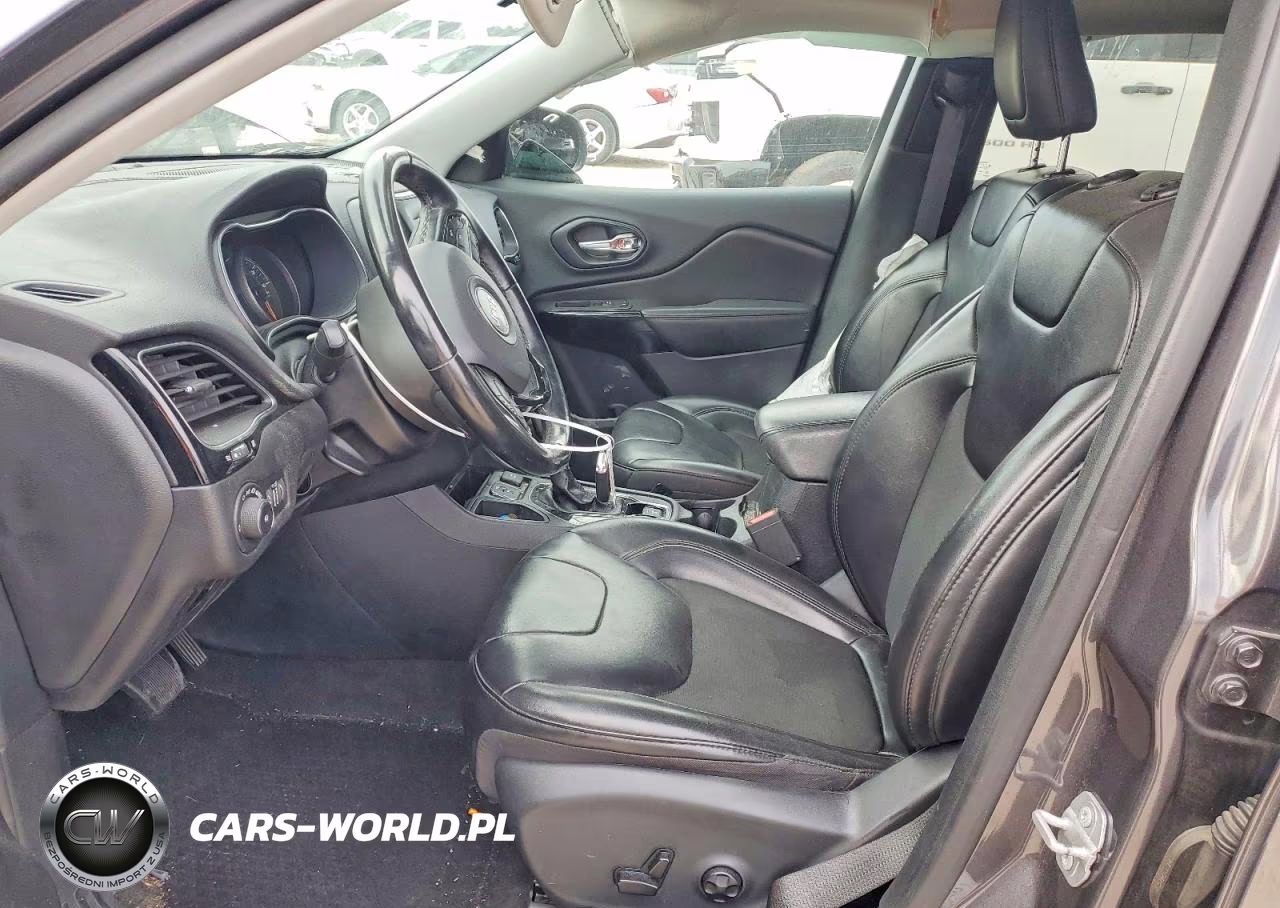 2020 Jeep Cherokee Latitude Plus VIN:1C4PJLLB0LD586268 - 7
