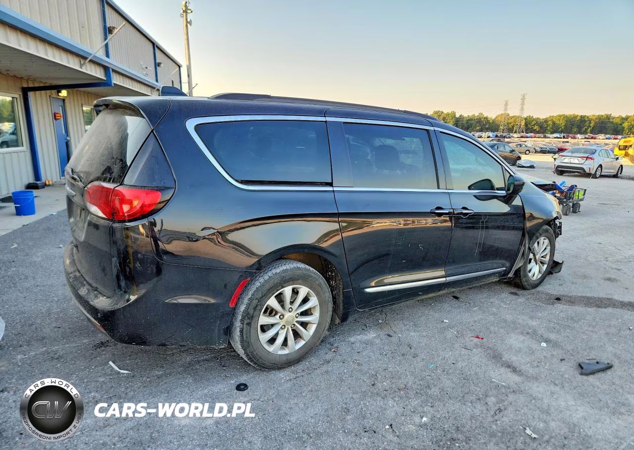 2017 Chrysler Pacifica Touring L VIN:2C4RC1BG0HR704652 - 3