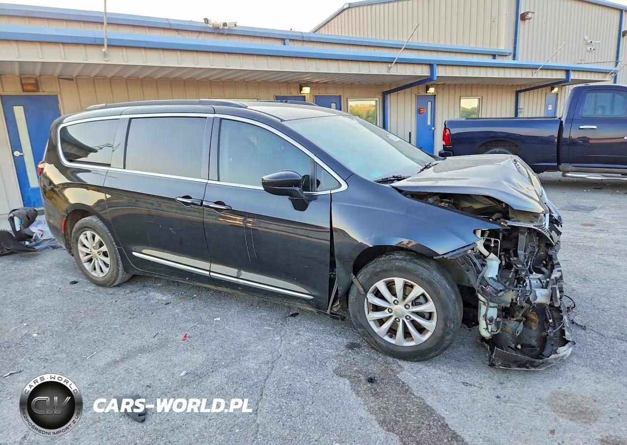 2017 Chrysler Pacifica Touring L VIN:2C4RC1BG0HR704652 - 4