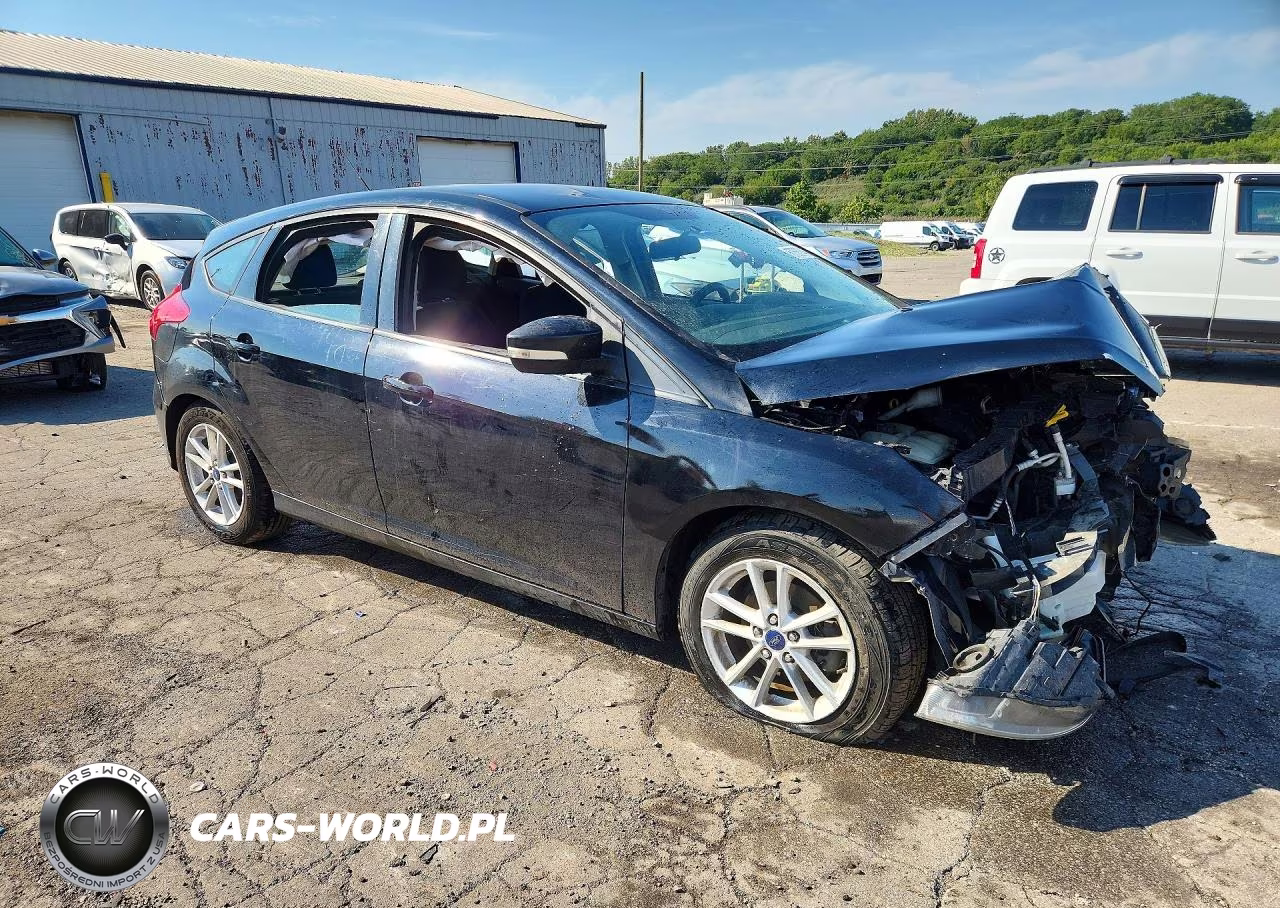 2017 Ford Focus Se VIN:1FADP3K28HL228471 - 4