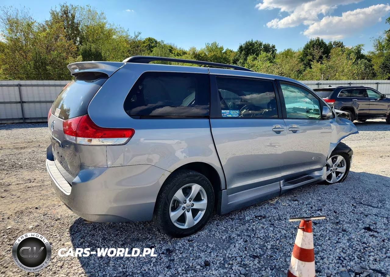 2014 Toyota Sienna Le VIN:5TDKK3DCXES440854 - 3