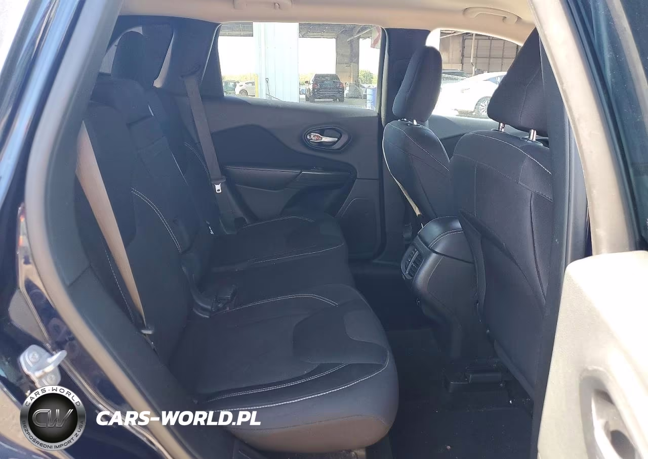 2015 Jeep Cherokee Latitude VIN:1C4PJLCB7FW689843 - 11