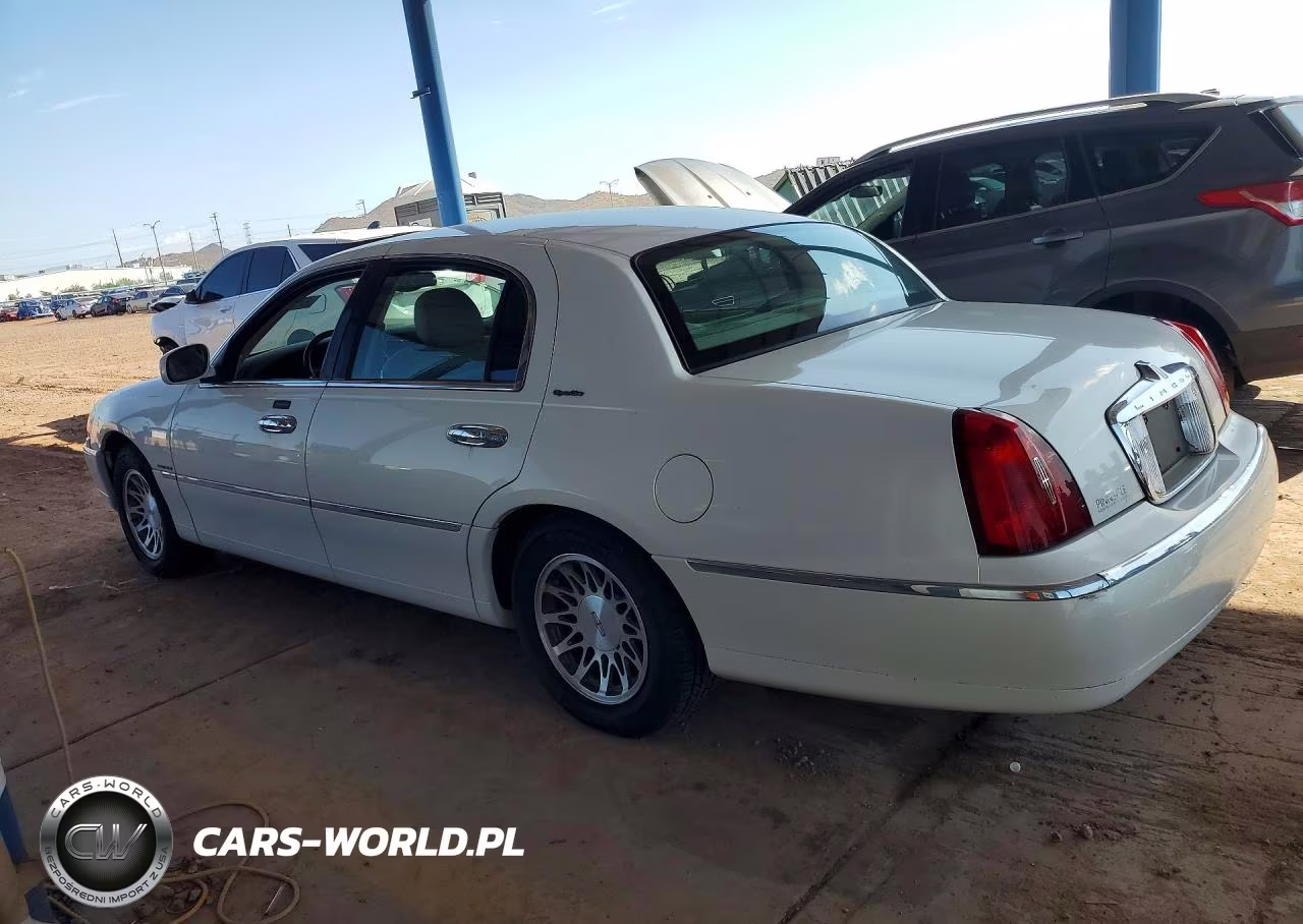 2000 Lincoln Town Car Signature VIN:1LNHM82W6YY902586 - 2