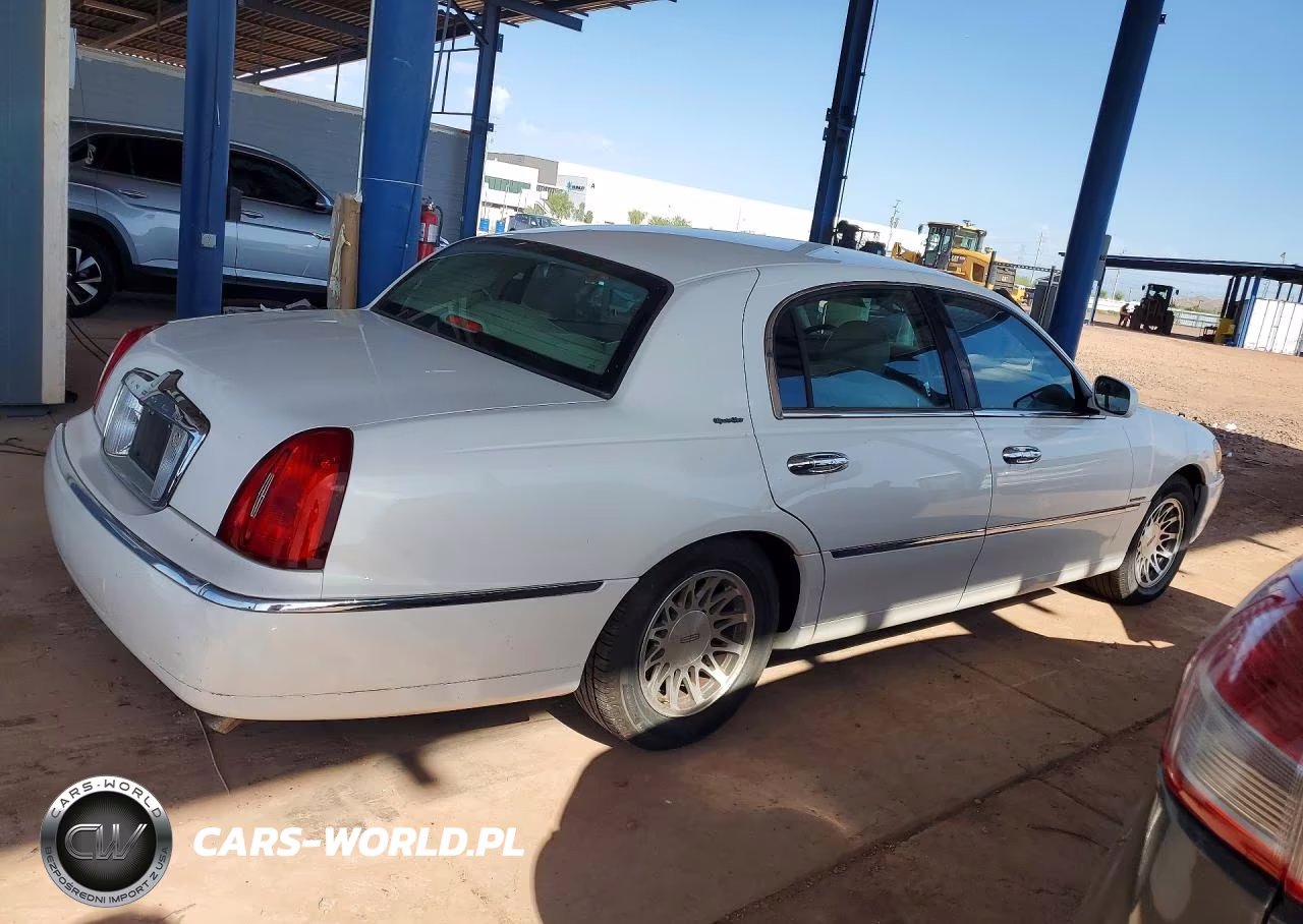 2000 Lincoln Town Car Signature VIN:1LNHM82W6YY902586 - 3