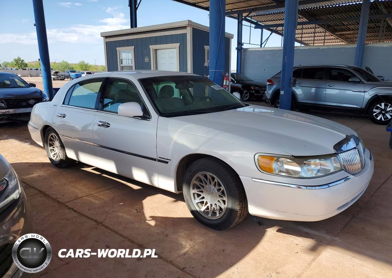2000 Lincoln Town Car Signature VIN:1LNHM82W6YY902586 - 4
