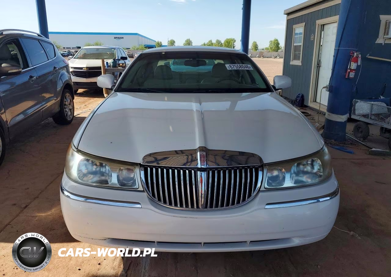 2000 Lincoln Town Car Signature VIN:1LNHM82W6YY902586 - 5