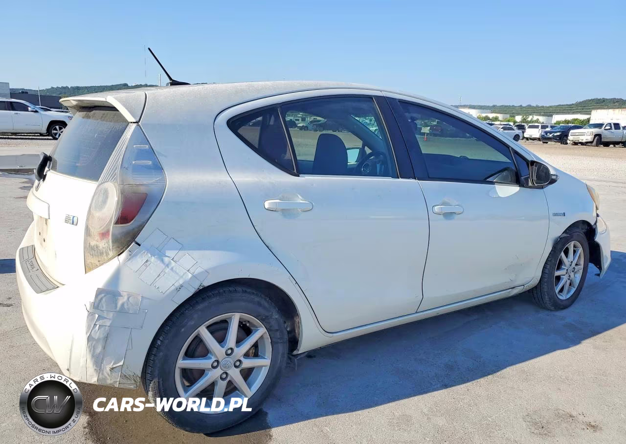 2013 Toyota Prius C Three VIN:JTDKDTB36D1535548 - 3