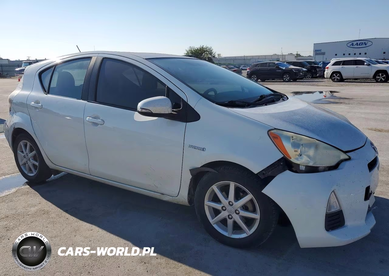 2013 Toyota Prius C Three VIN:JTDKDTB36D1535548 - 4