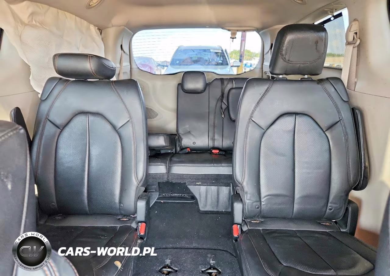 2017 Chrysler Pacifica Touring L Plus VIN:2C4RC1EG8HR705656 - 10