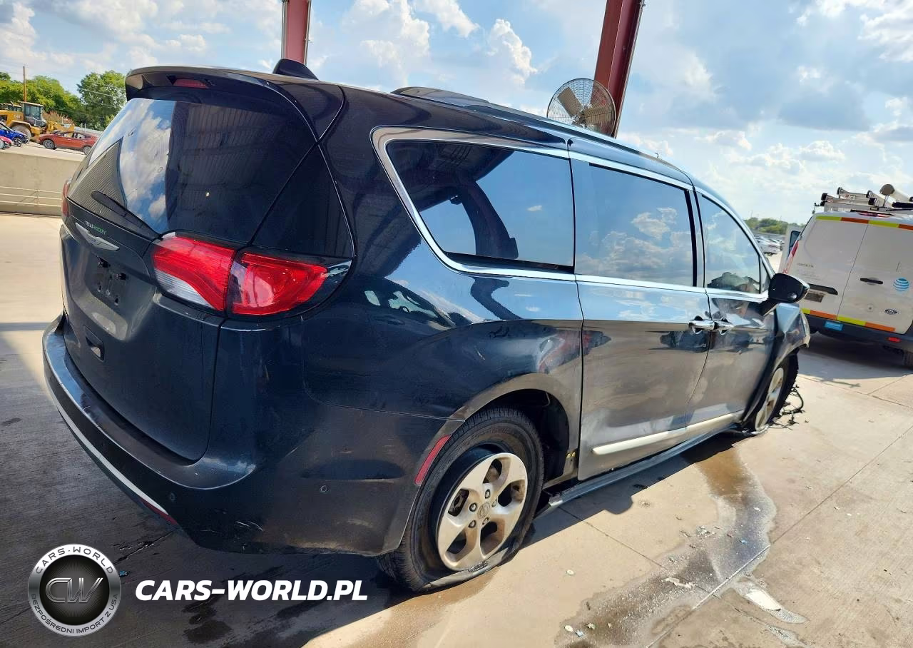 2017 Chrysler Pacifica Touring L Plus VIN:2C4RC1EG8HR705656 - 3