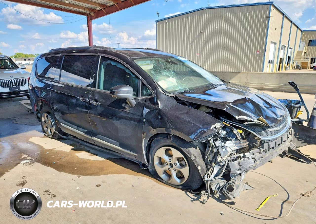 2017 Chrysler Pacifica Touring L Plus VIN:2C4RC1EG8HR705656 - 4