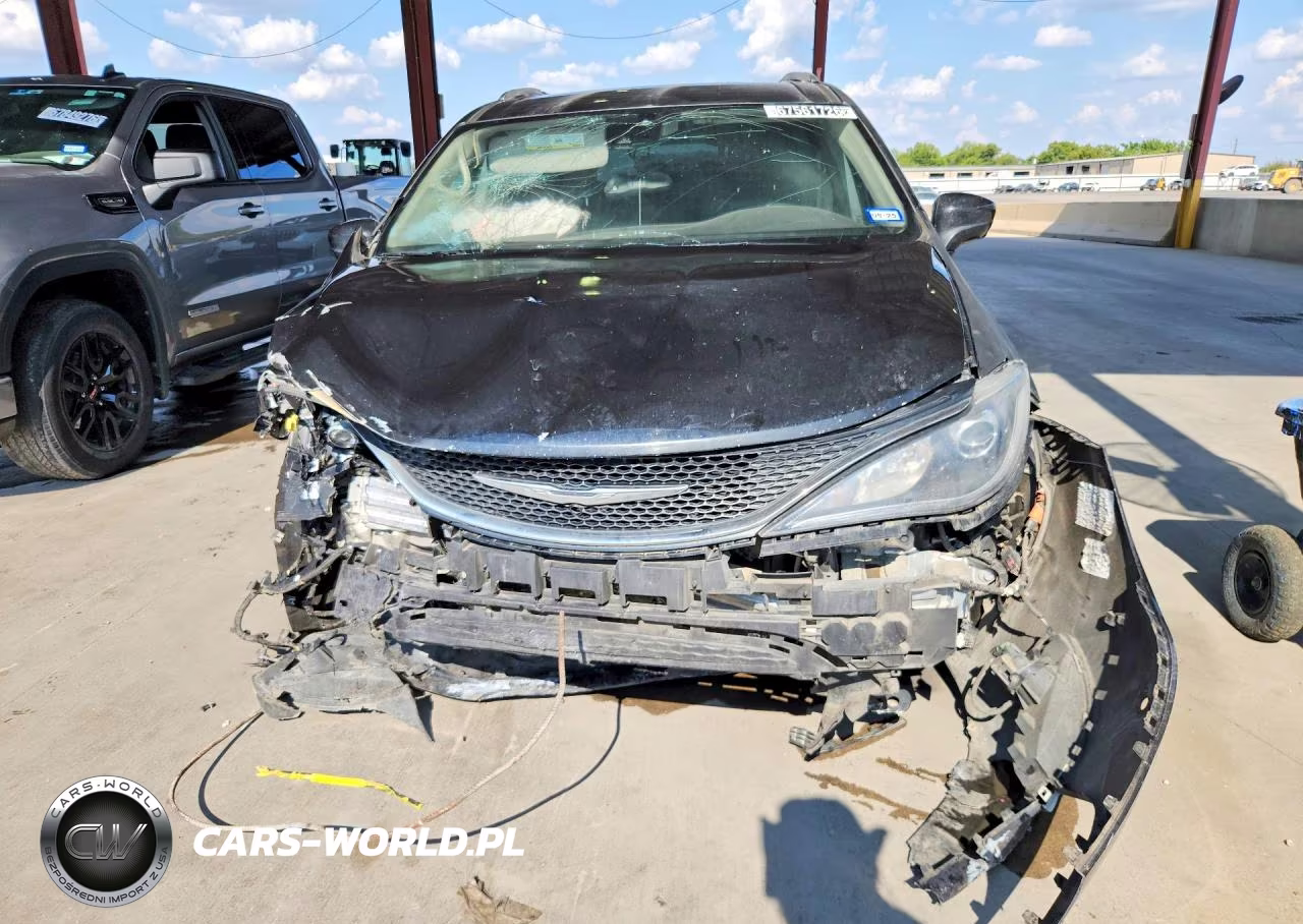 2017 Chrysler Pacifica Touring L Plus VIN:2C4RC1EG8HR705656 - 5