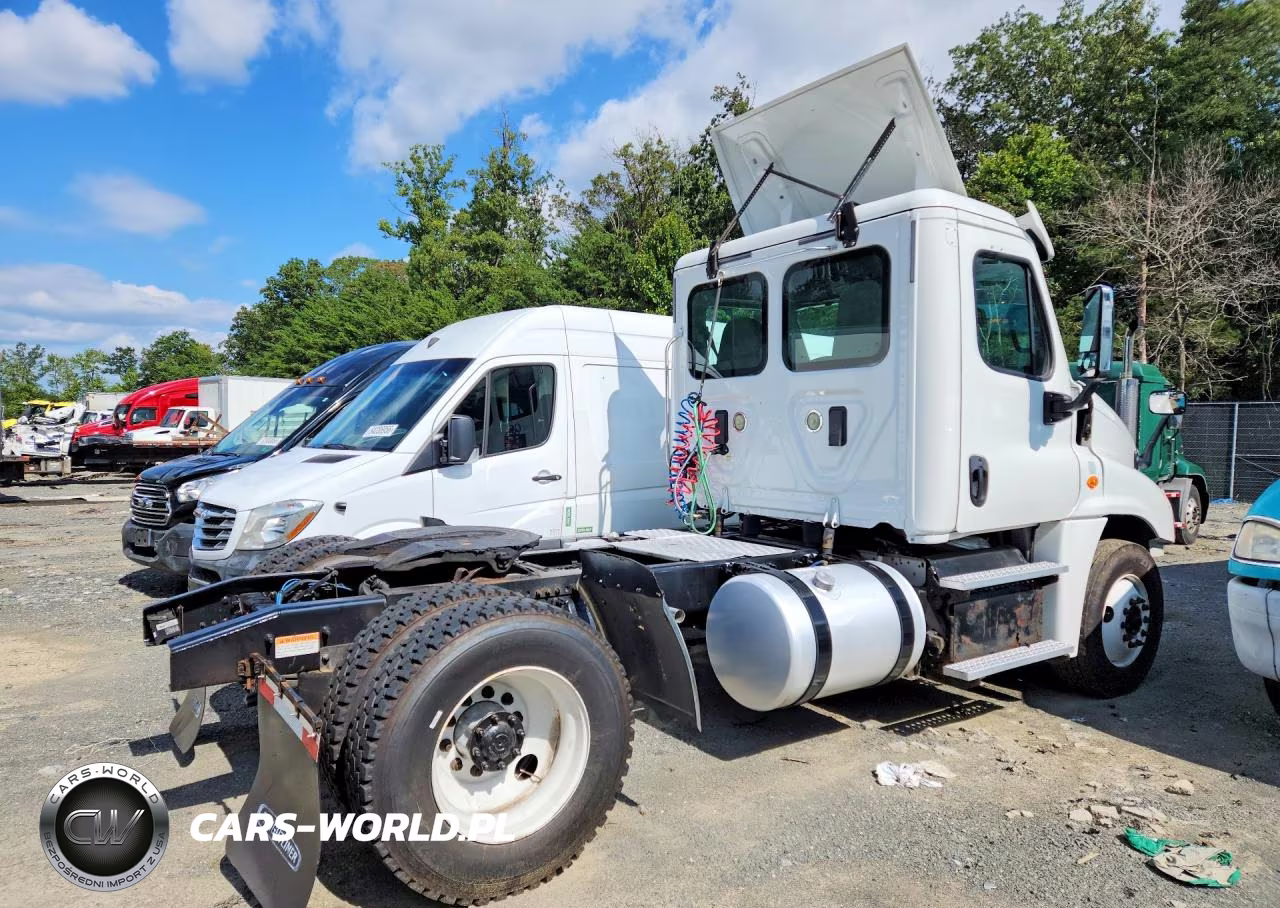 2017 Freightliner Cascadia 125 Semi Truck VIN:1FUBGEDV2HLJH1564 - 3