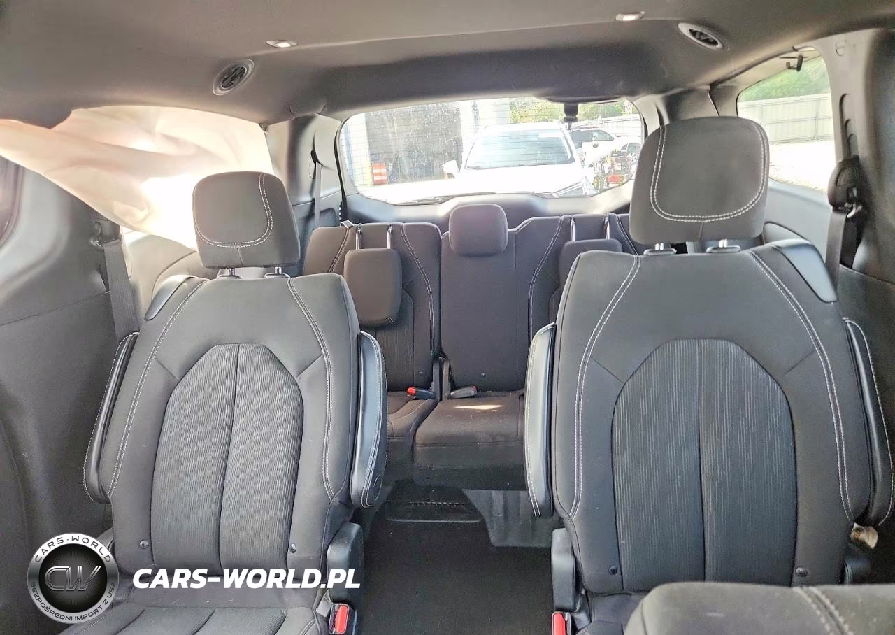 2019 Chrysler Pacifica Touring Plus VIN:2C4RC1FG0KR630506 - 10