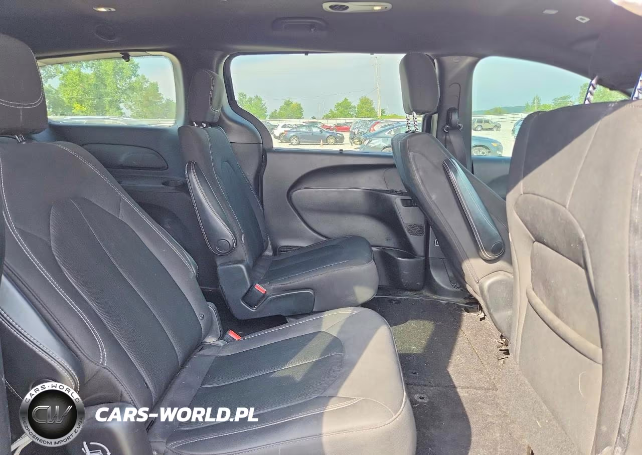2019 Chrysler Pacifica Touring Plus VIN:2C4RC1FG0KR630506 - 11
