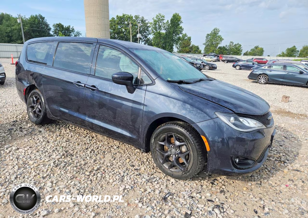 2019 Chrysler Pacifica Touring Plus VIN:2C4RC1FG0KR630506 - 4