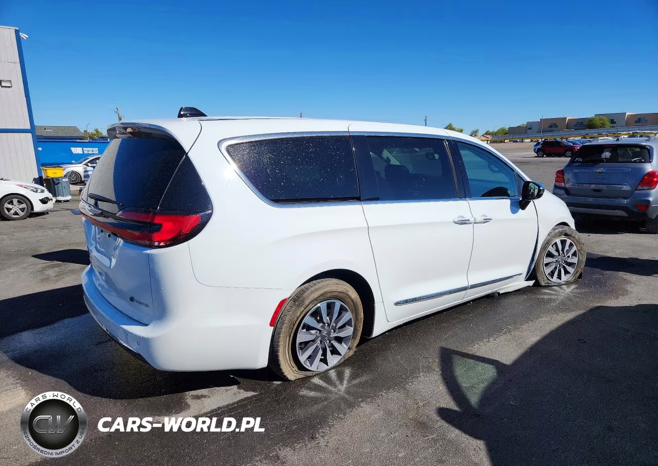 2023 Chrysler Pacifica Hybrid Limited VIN:2C4RC1S72PR626826 - 3