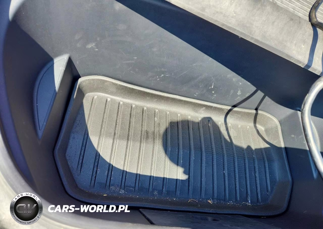 2020 Tesla Model Y VIN:5YJYGDEE3LF026110 - 11