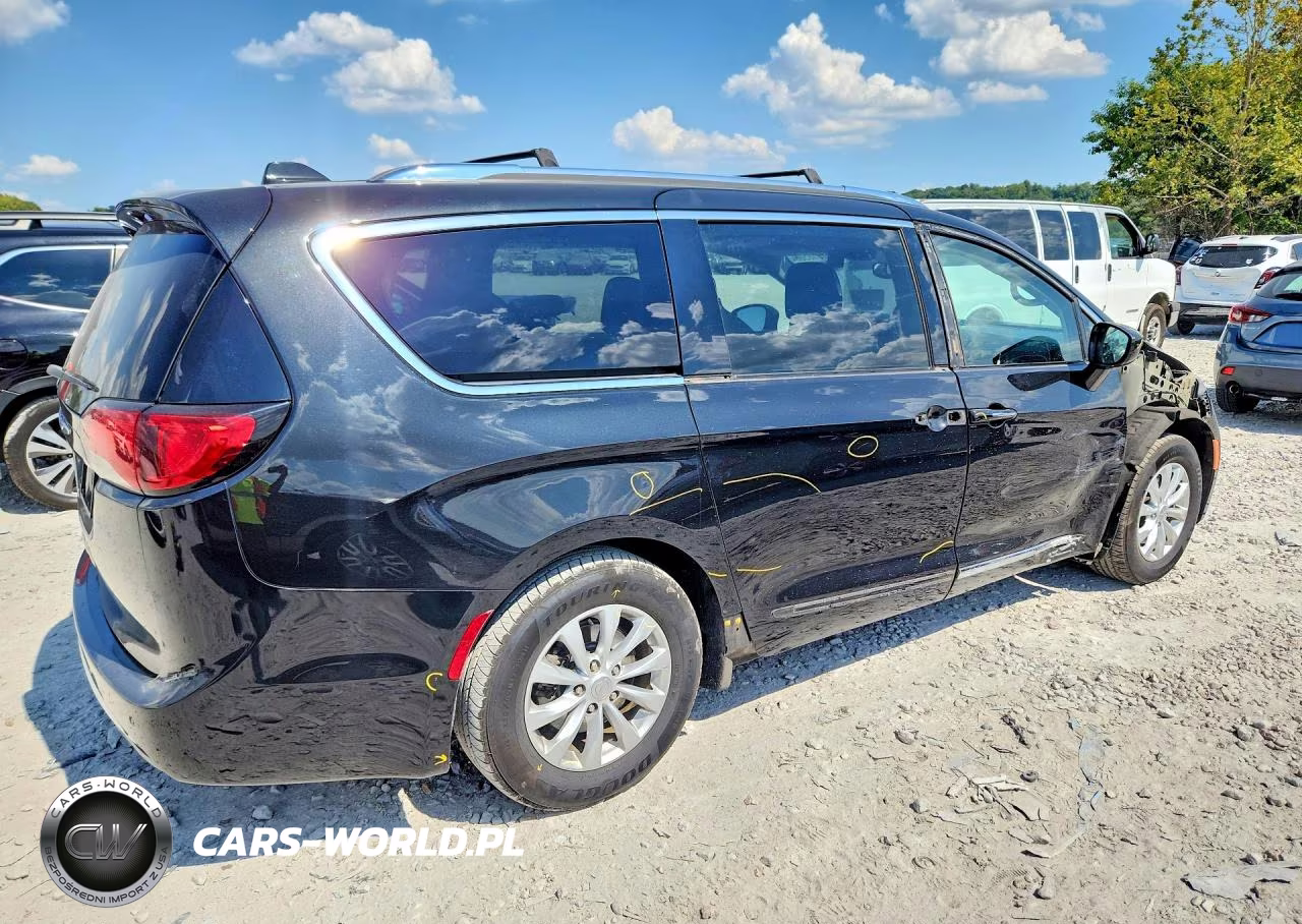2019 Chrysler Pacifica Touring L VIN:2C4RC1BG9KR704799 - 3