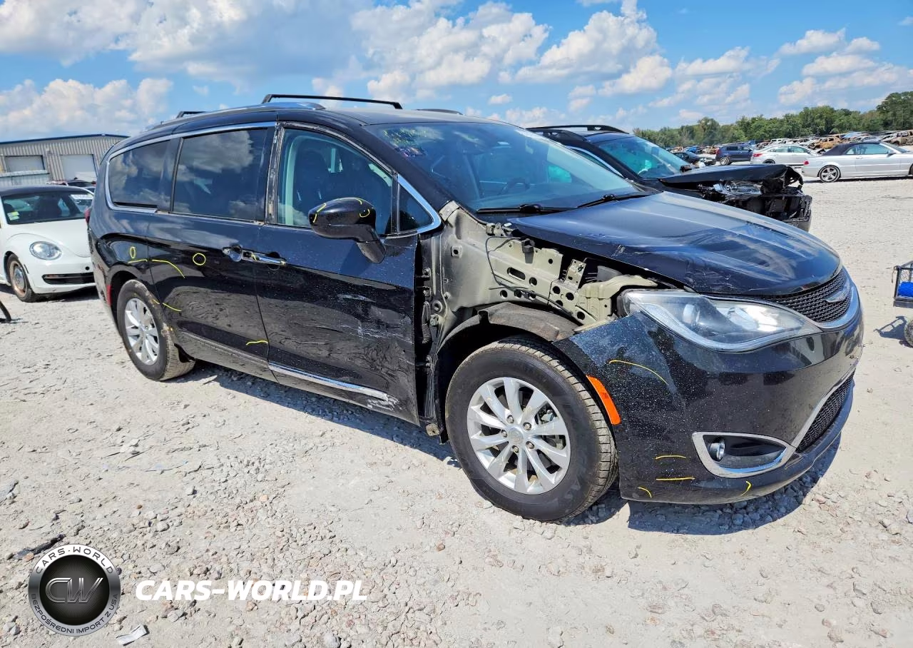 2019 Chrysler Pacifica Touring L VIN:2C4RC1BG9KR704799 - 4