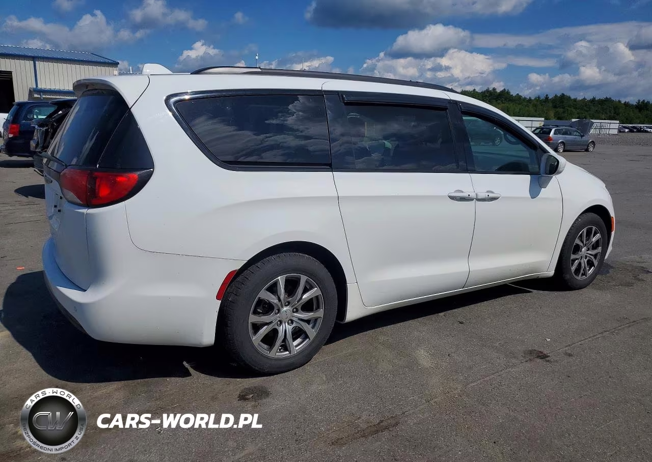 2019 Chrysler Pacifica Touring L VIN:2C4RC1BG6KR560631 - 3