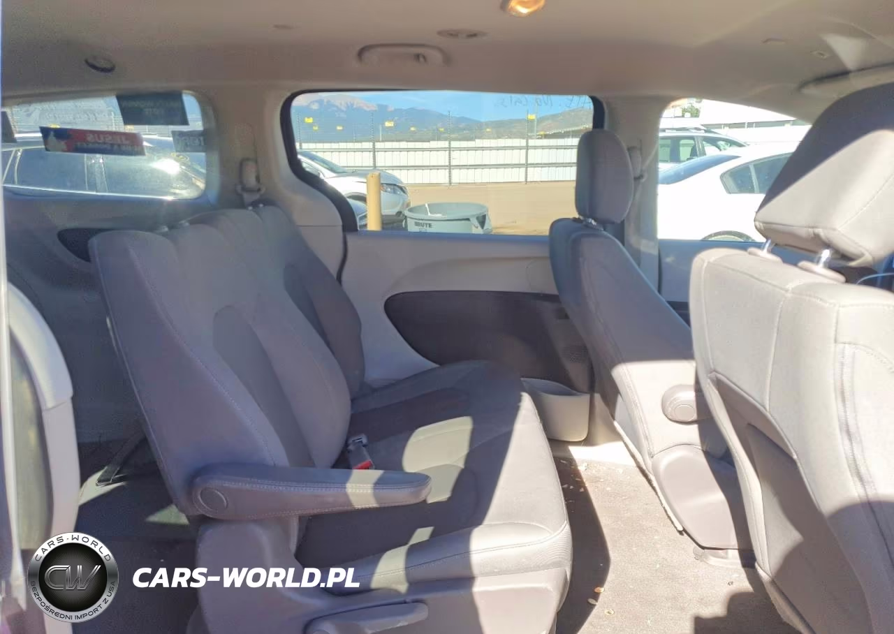 2018 Chrysler Pacifica L VIN:2C4RC1AGXJR103806 - 10