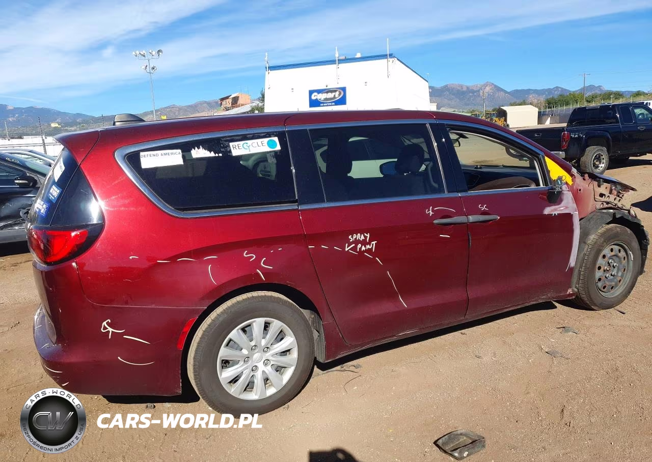 2018 Chrysler Pacifica L VIN:2C4RC1AGXJR103806 - 3