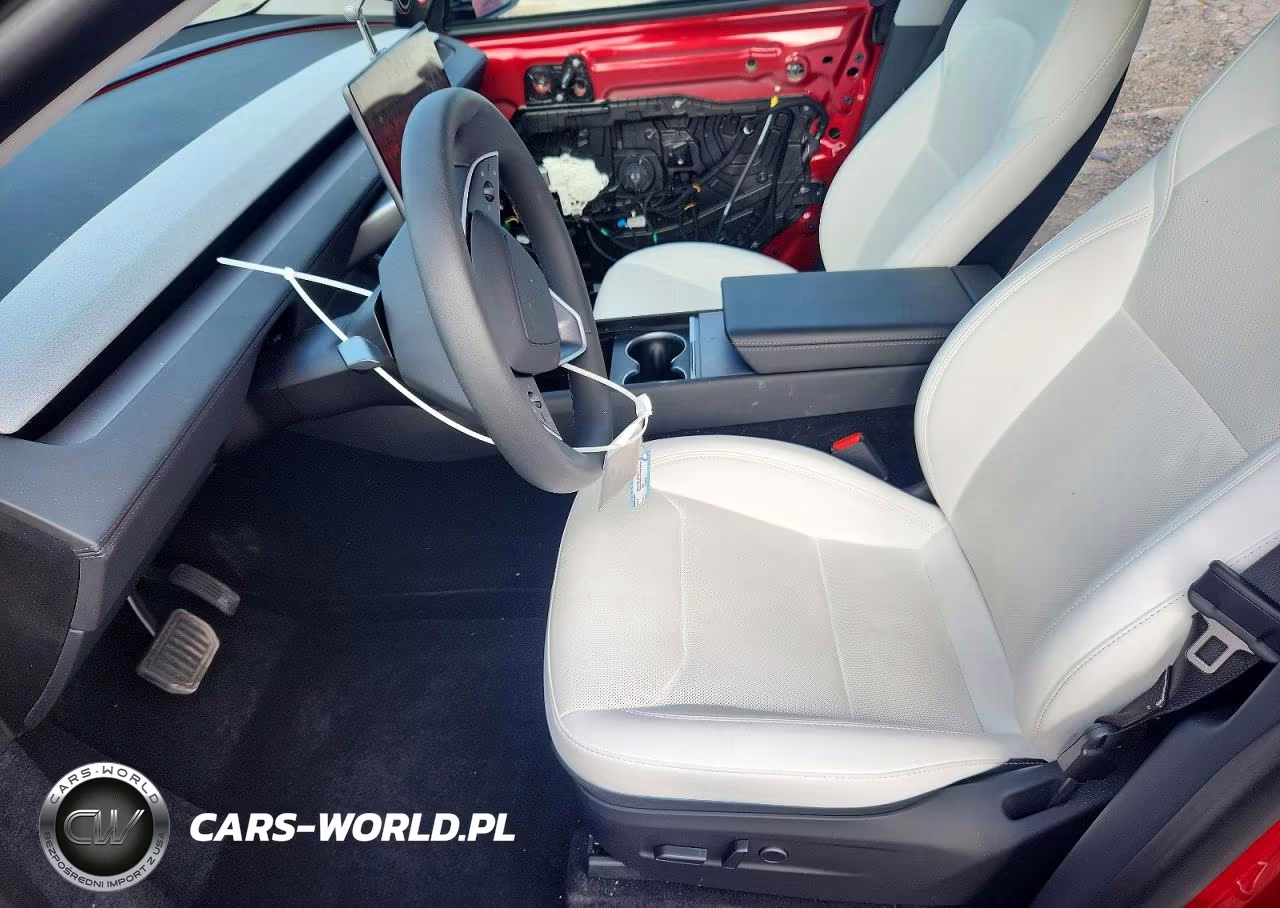 2026 Tesla Model Y VIN:7SAYGDEE5TA575890 - 7