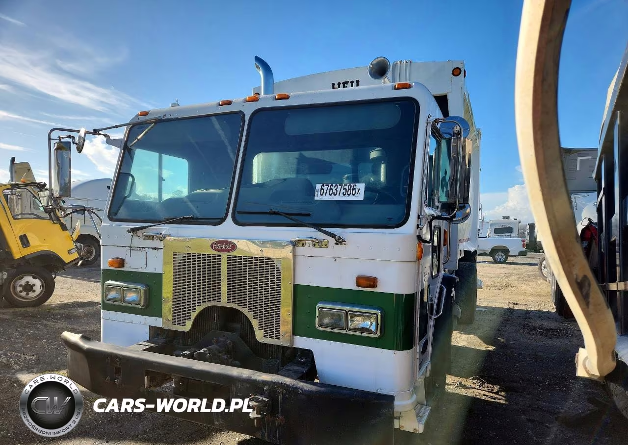 2006 Peterbilt 320 Refuse Truck VIN:1HTMMAAN56H324256 - 1