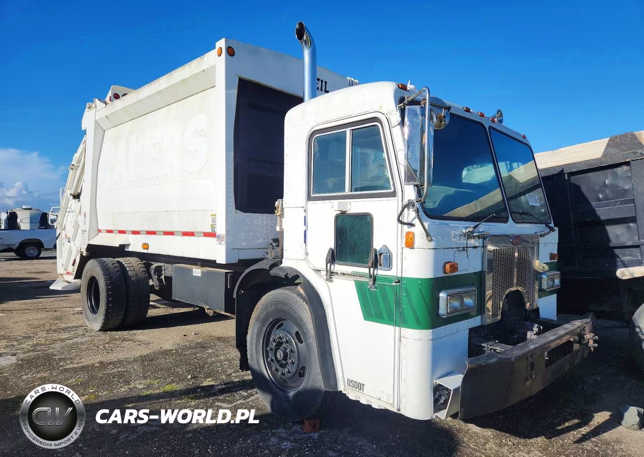 2006 Peterbilt 320 Refuse Truck VIN:1HTMMAAN56H324256 - 4