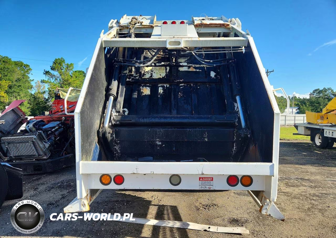 2006 Peterbilt 320 Refuse Truck VIN:1HTMMAAN56H324256 - 6