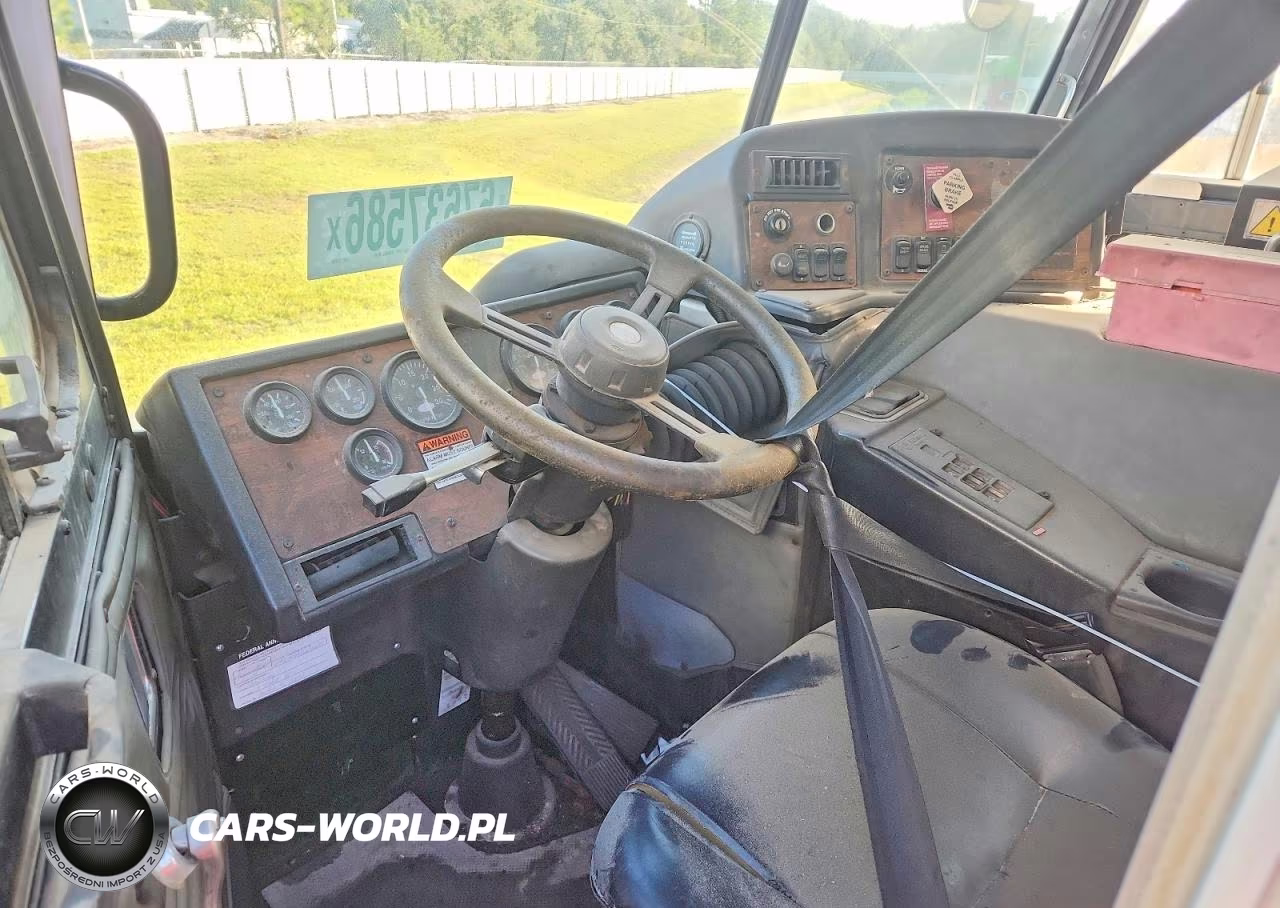 2006 Peterbilt 320 Refuse Truck VIN:1HTMMAAN56H324256 - 8