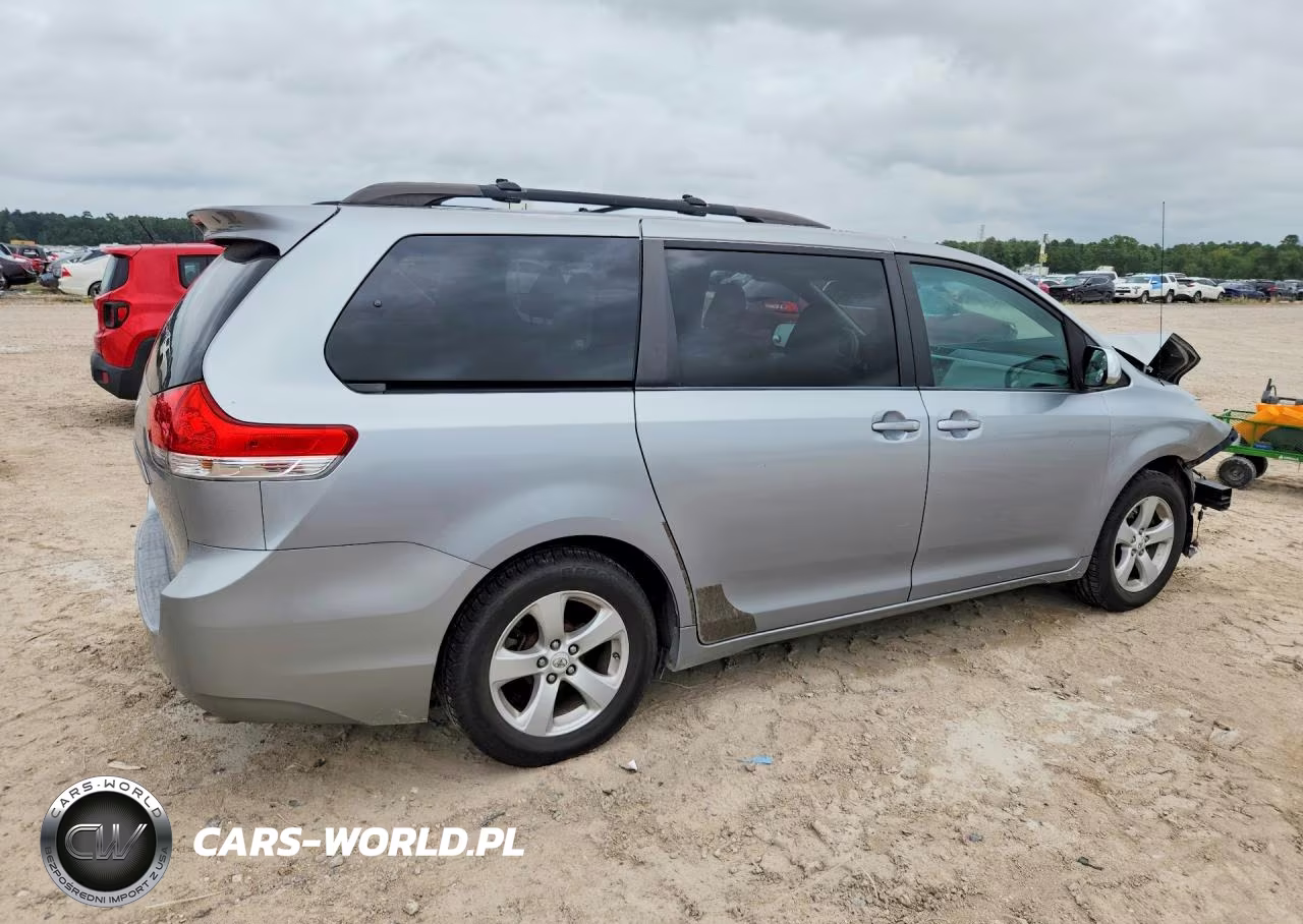 2011 Toyota Sienna Le VIN:5TDKK3DCXBS068444 - 3