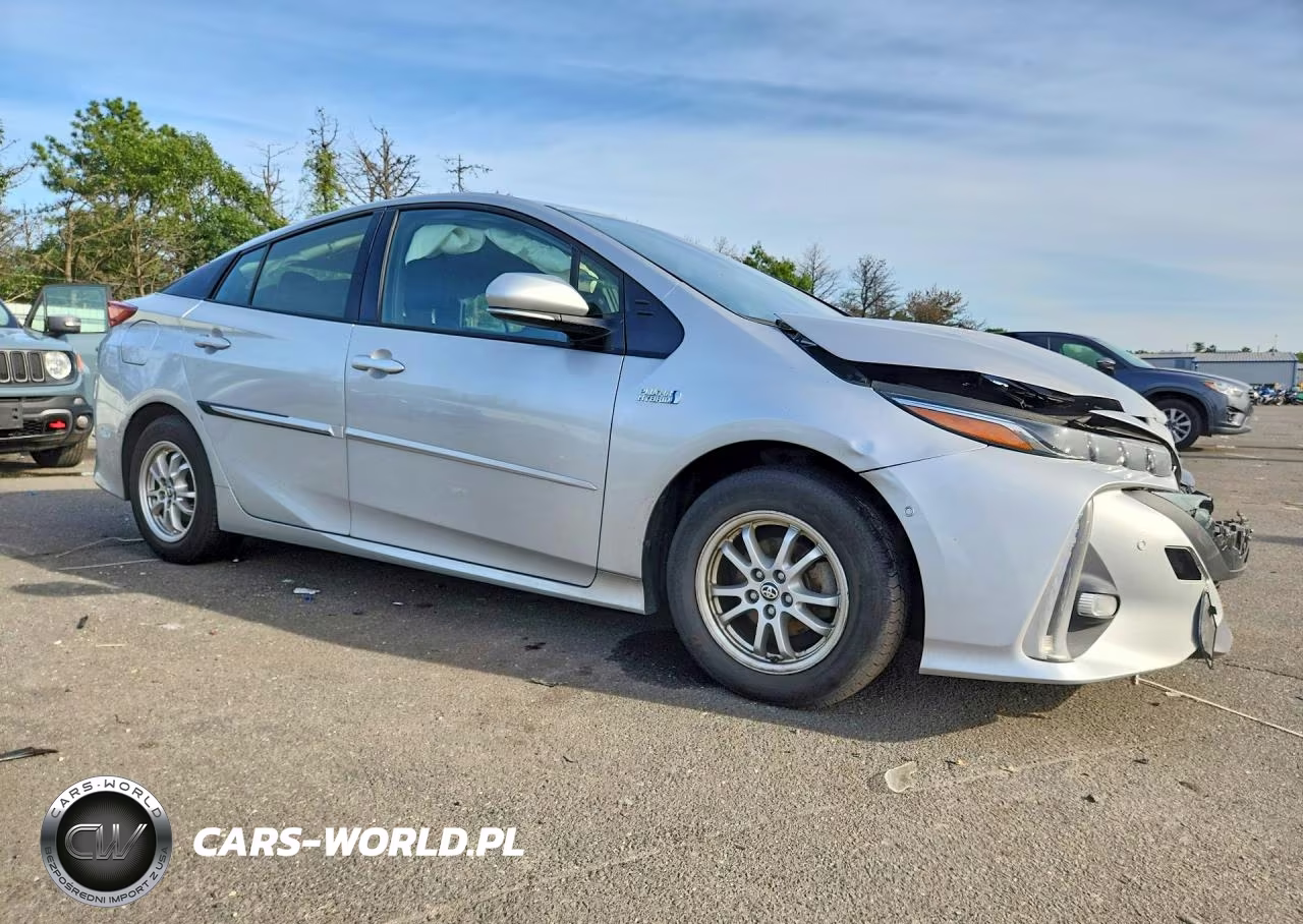 2018 Toyota Prius Prime Advanced VIN:JTDKARFP7J3093890 - 4