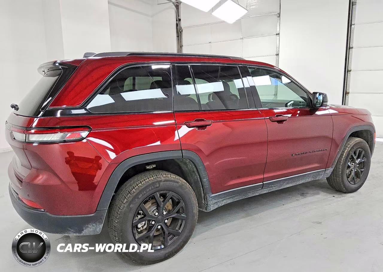 2025 Jeep Grand Cherokee Laredo VIN:1C4RJHAG0S8666939 - 3