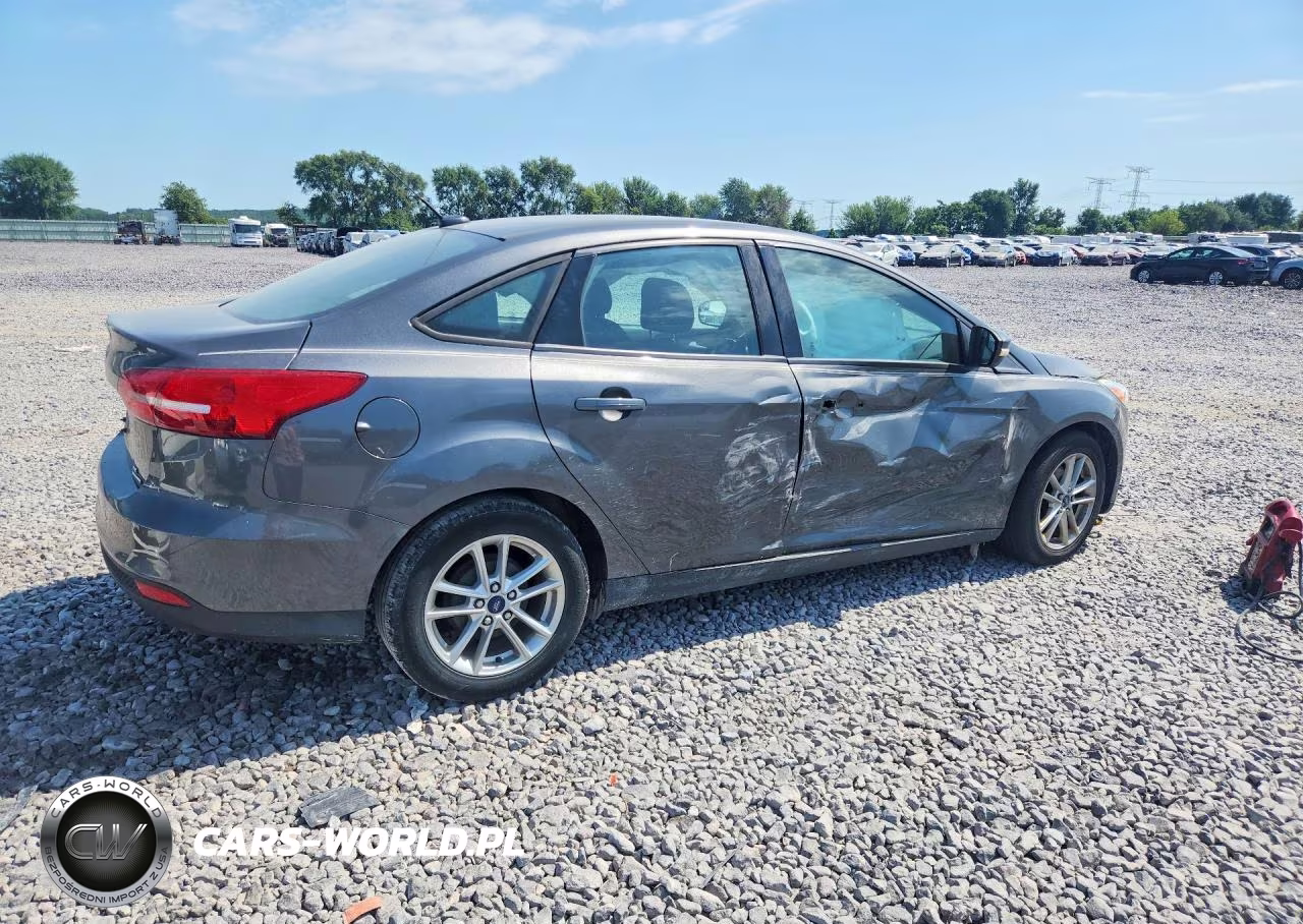2016 Ford Focus Se VIN:1FADP3F26GL237761 - 3
