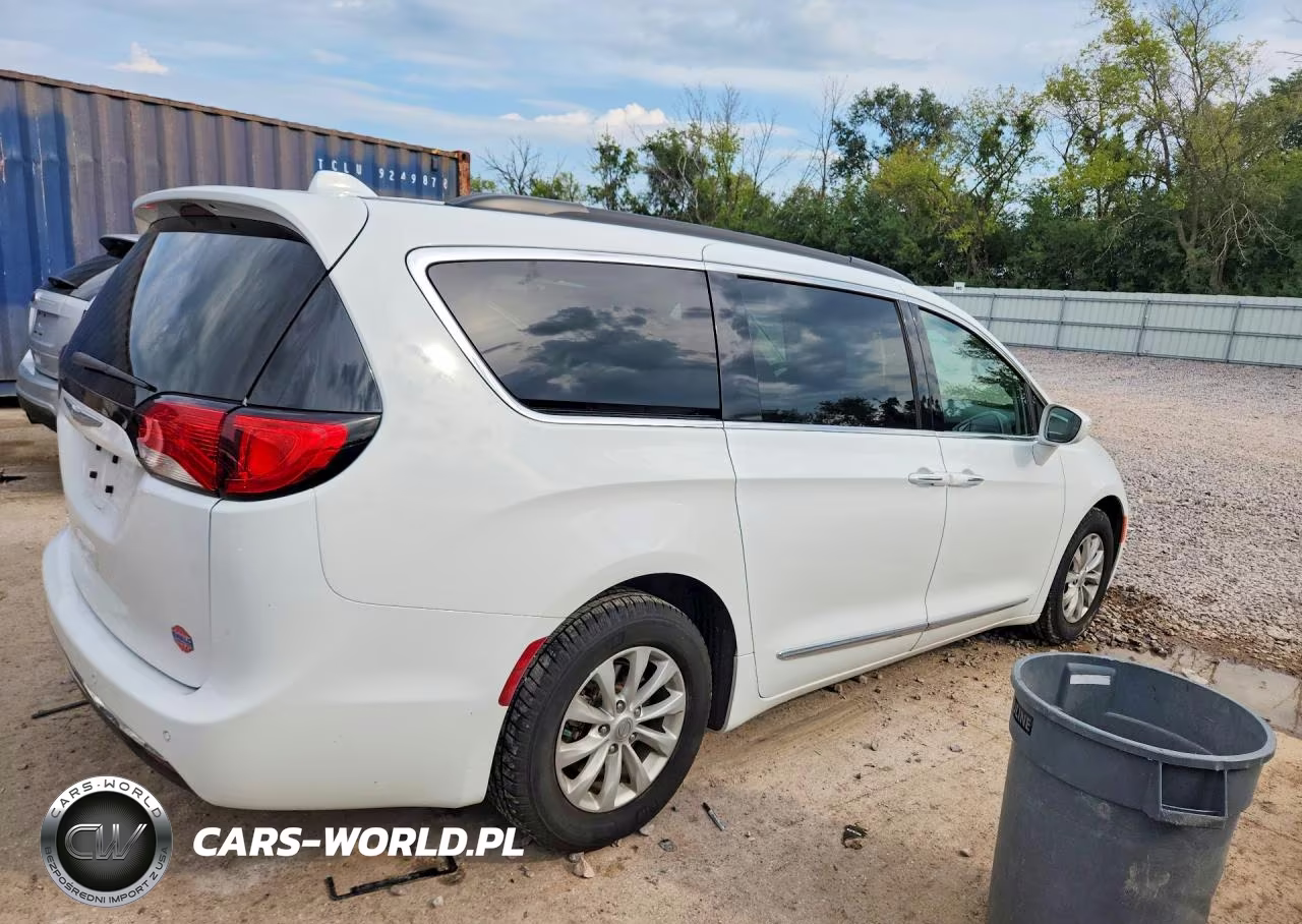 2017 Chrysler Pacifica Touring L VIN:2C4RC1BG5HR576960 - 3