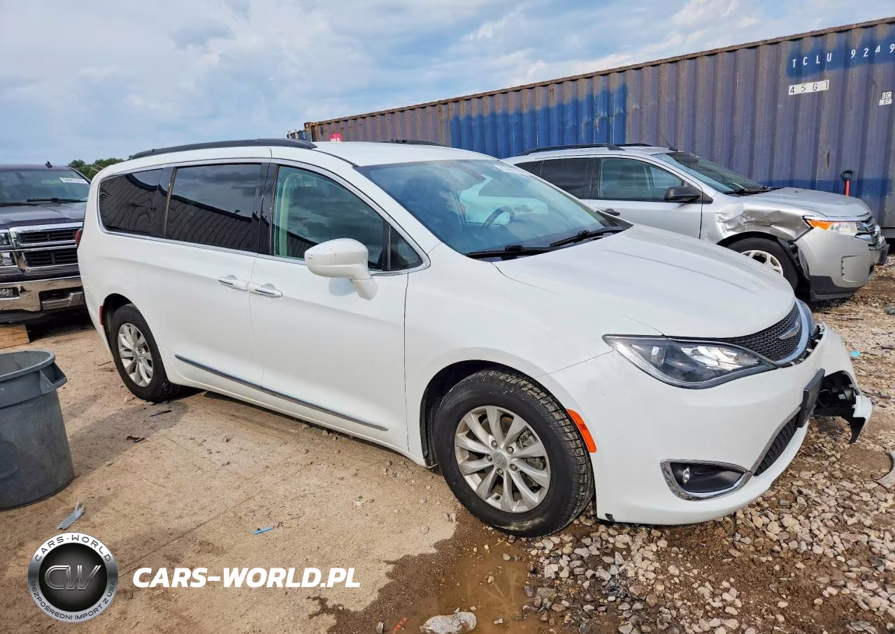 2017 Chrysler Pacifica Touring L VIN:2C4RC1BG5HR576960 - 4
