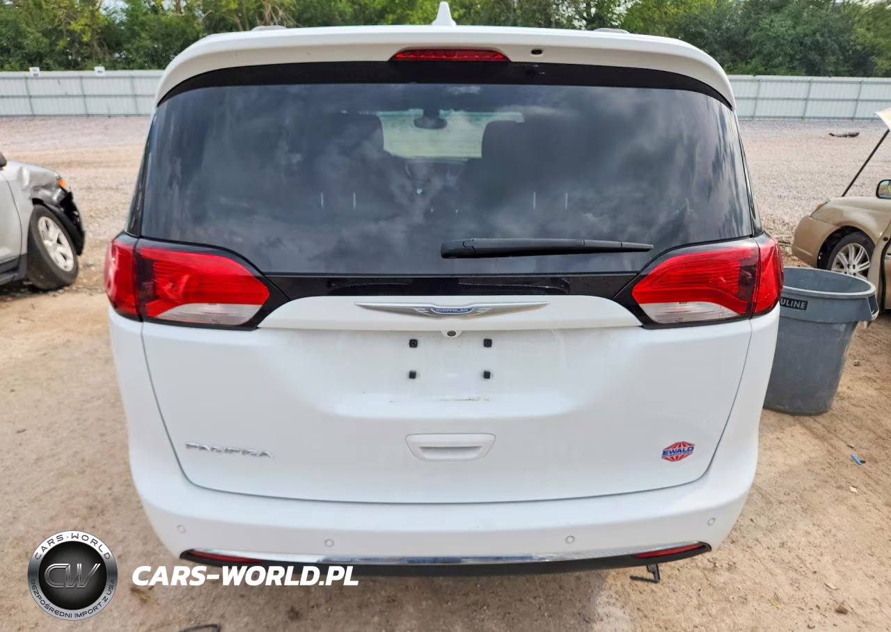 2017 Chrysler Pacifica Touring L VIN:2C4RC1BG5HR576960 - 6