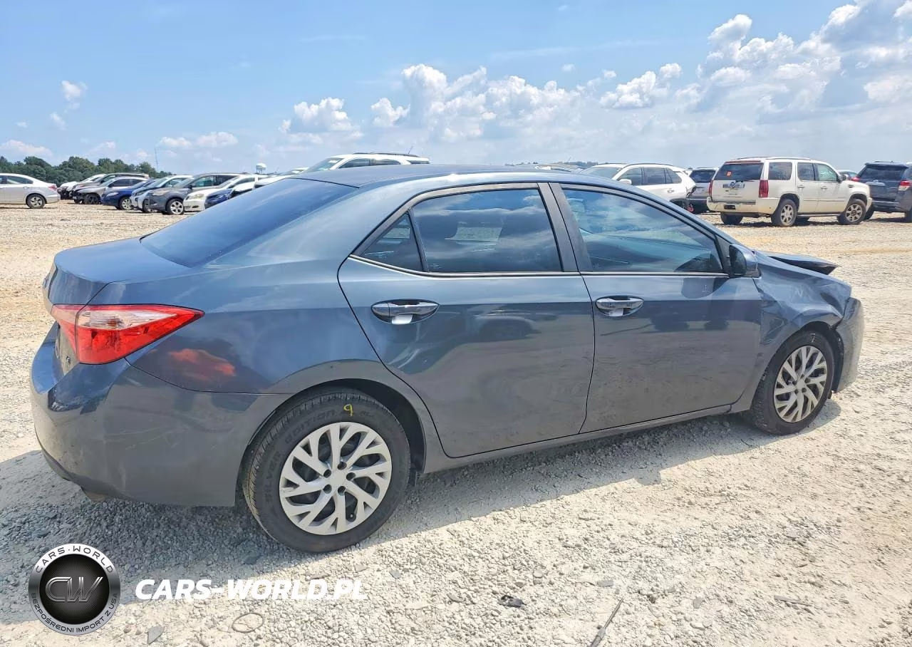 2018 Toyota Corolla Le VIN:5YFBURHE2JP792998 - 3