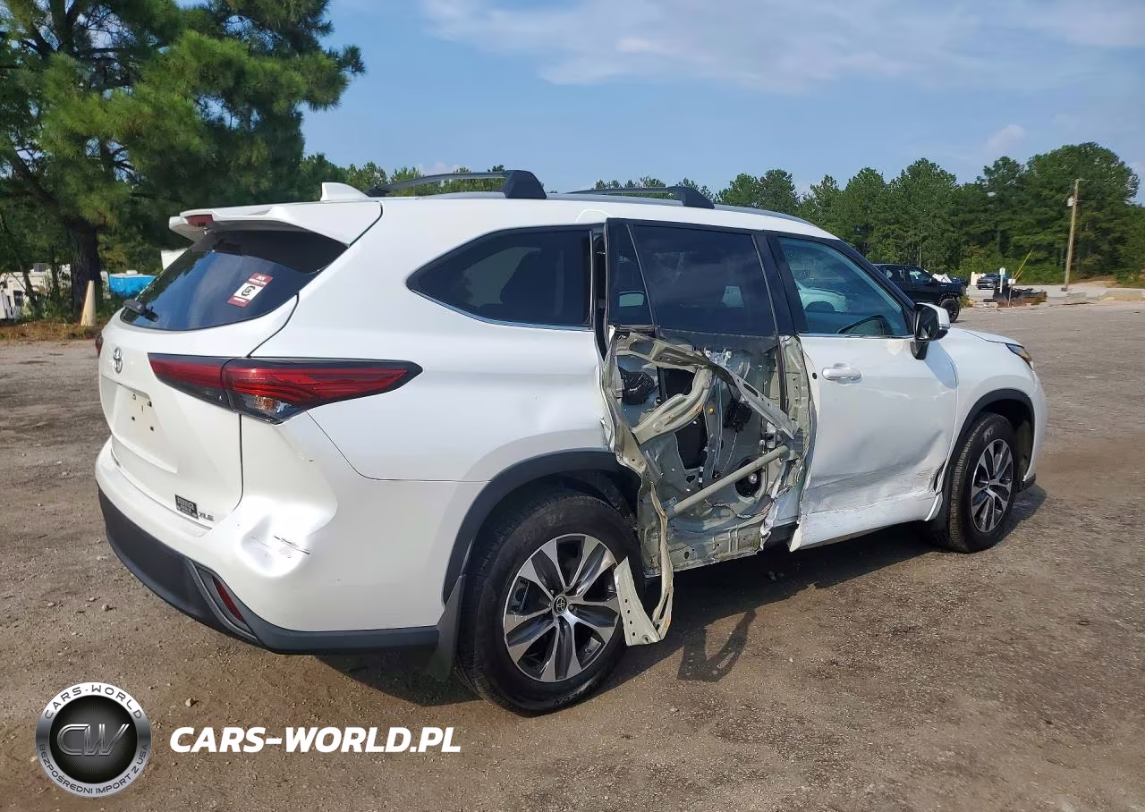 2022 Toyota Highlander Xle VIN:5TDGZRAH4NS560007 - 3