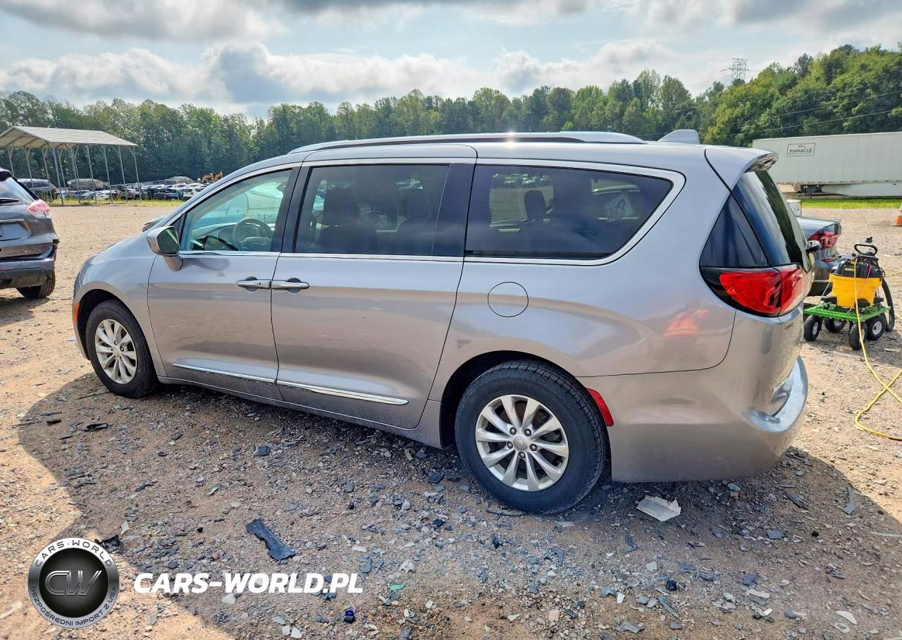 2019 Chrysler Pacifica Touring L VIN:2C4RC1BG2KR626740 - 2