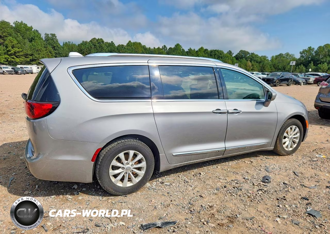 2019 Chrysler Pacifica Touring L VIN:2C4RC1BG2KR626740 - 3