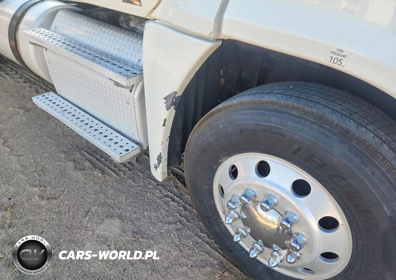 2011 Freightliner Cascadia Semi Truck VIN:1FUJGEDVXBSAY2809 - 12