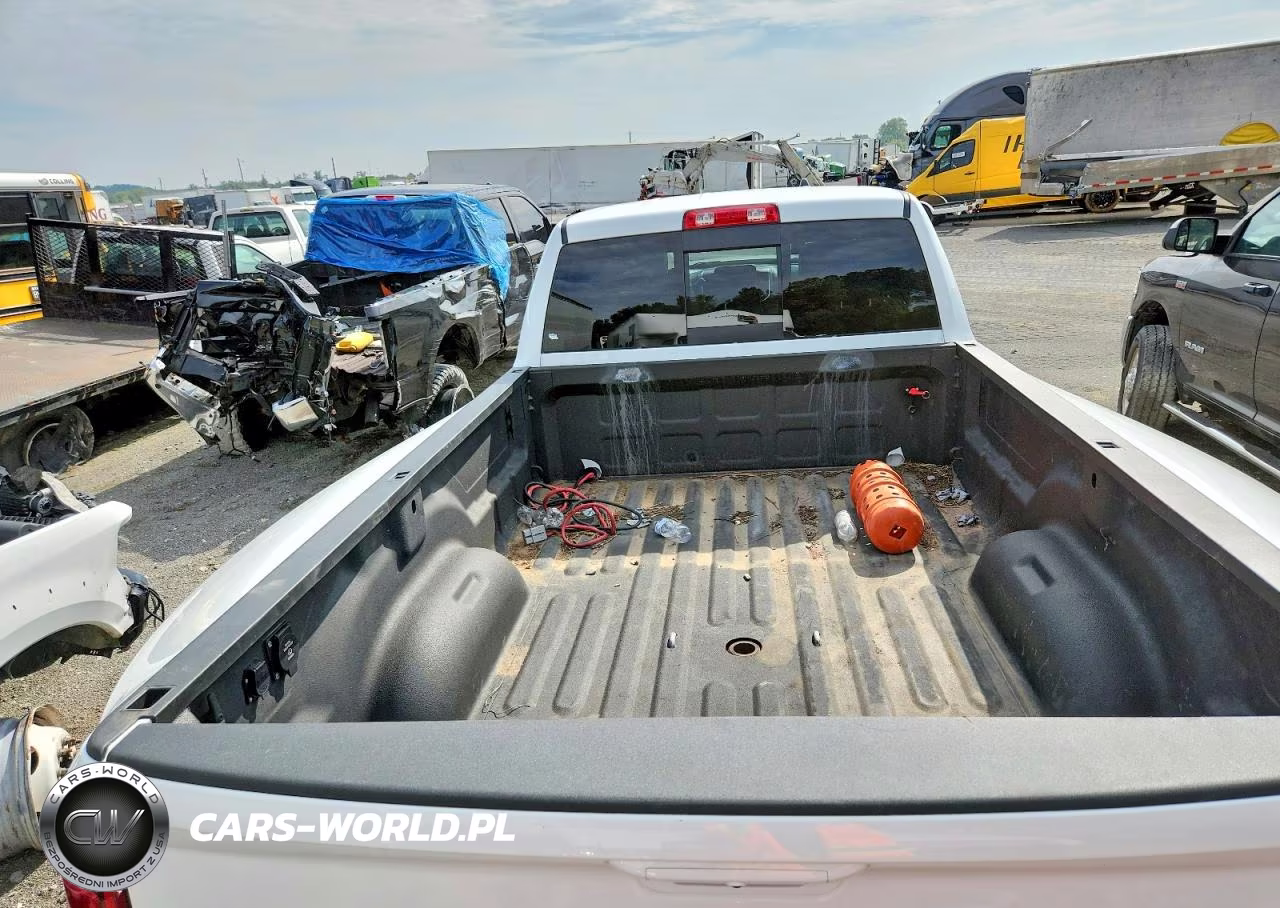 2025 Ram 3500 Laramie VIN:3C63RRJL3SG520151 - 10
