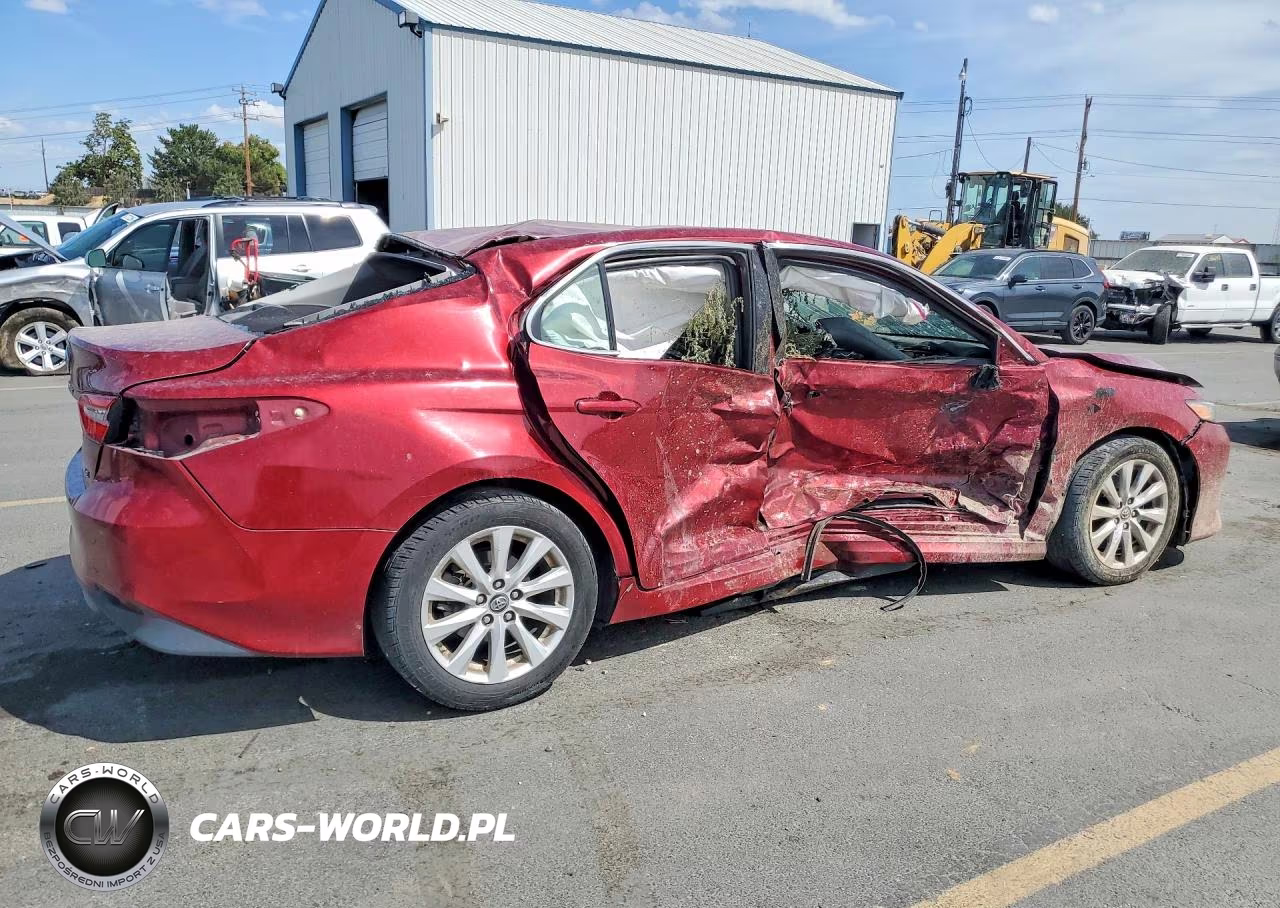 2018 Toyota Camry Le VIN:4T1B11HK0JU620676 - 3