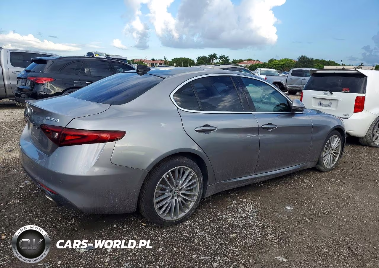 2017 Alfa Romeo Giulia Ti VIN:ZARFAECN3H7537000 - 3
