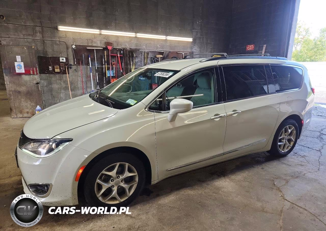2017 Chrysler Pacifica Touring L VIN:2C4RC1BG4HR610368 - 1